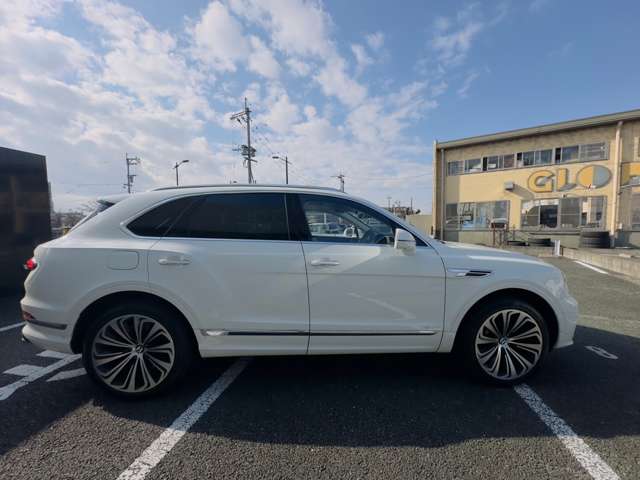 Bentley Bentayga 12