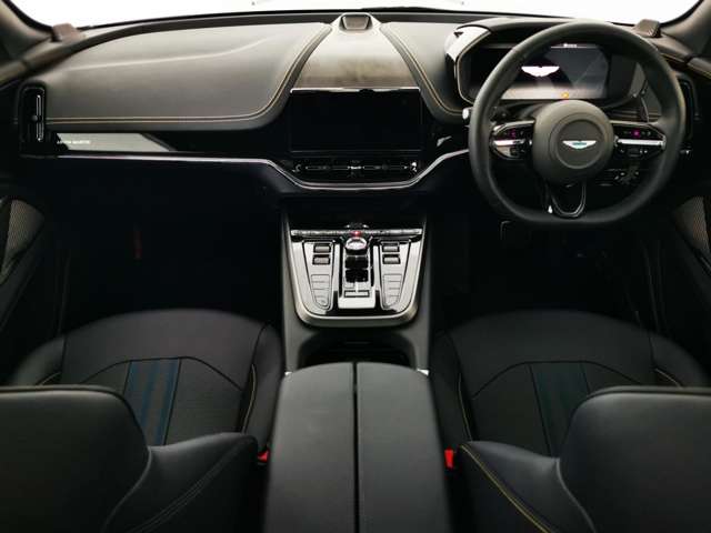 Aston Martin DBX 4