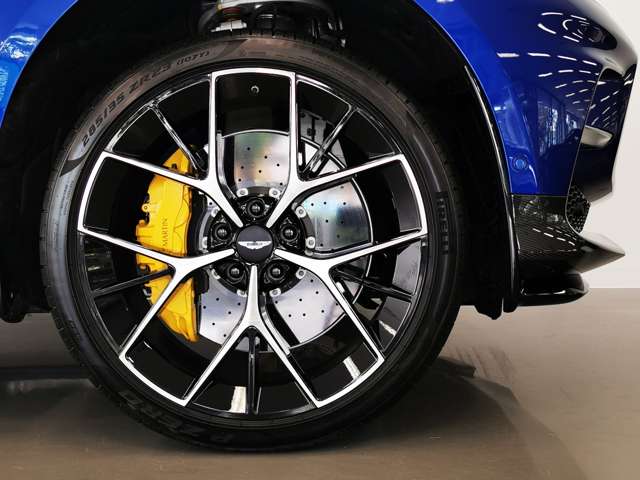 Aston Martin DBX 5