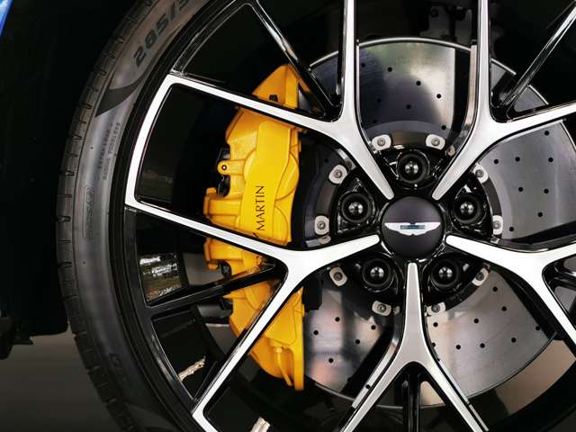 Aston Martin DBX 6