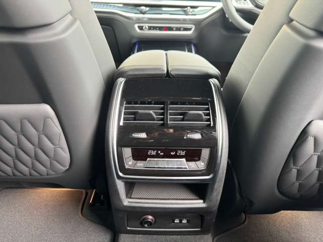 BMW X7 8