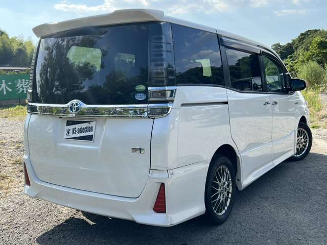Toyota Voxy 4