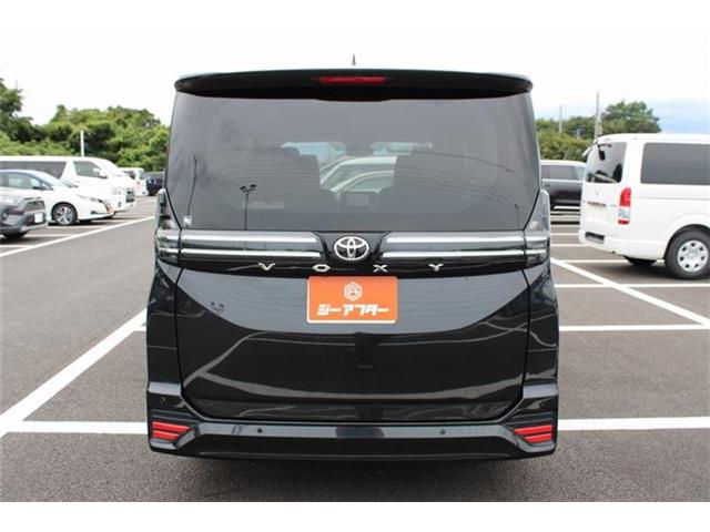 Toyota Voxy 12