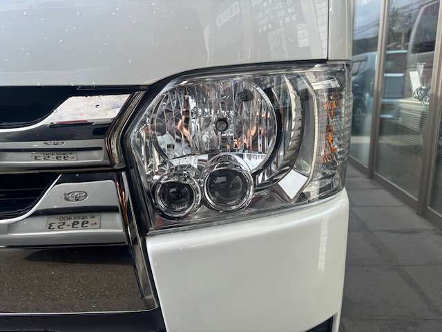Toyota Hiace Van 5