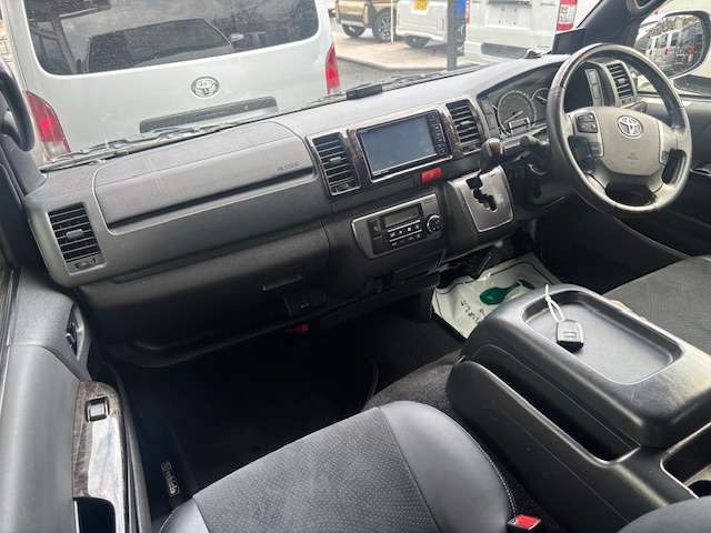 Toyota Hiace Van 8