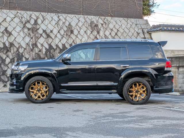 Toyota Land Cruiser 200 3