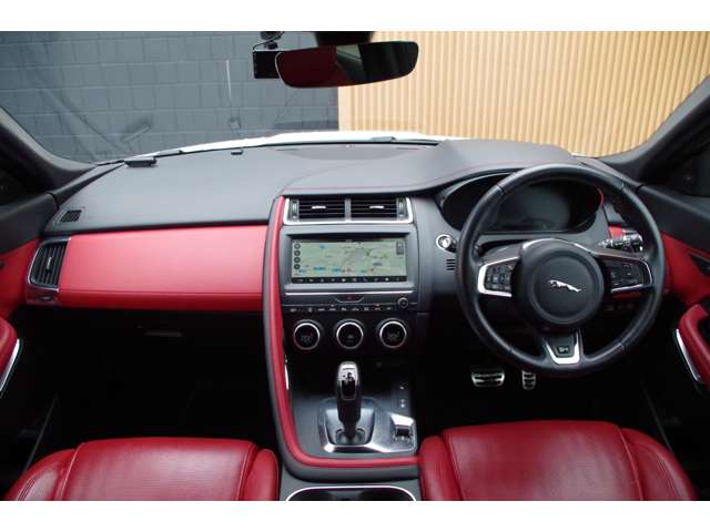 Jaguar E-Pace 4