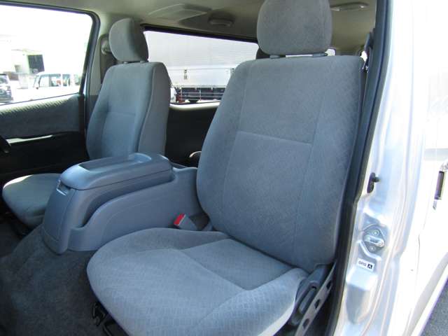 Toyota Hiace Van 7
