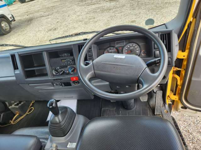 Isuzu Elf 3