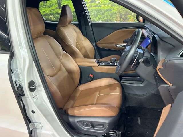 Lexus LBX 8
