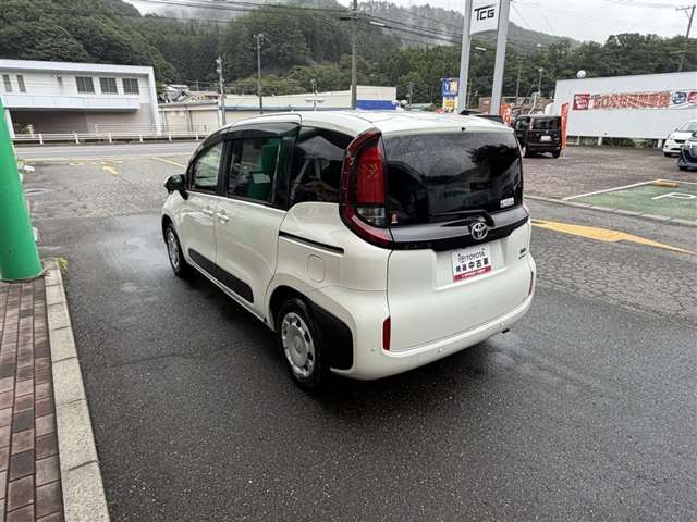 Toyota Sienta 5