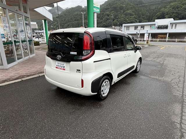 Toyota Sienta 6