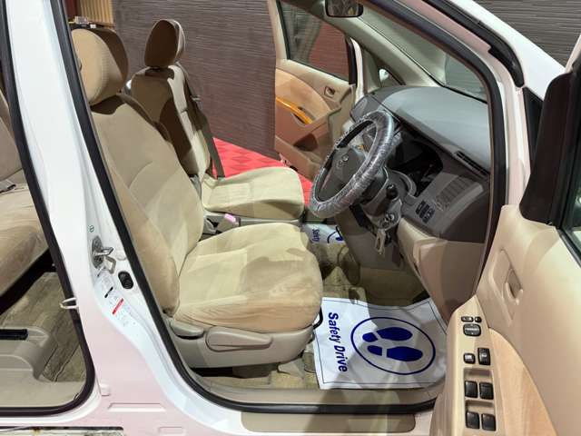 Toyota Isis 12