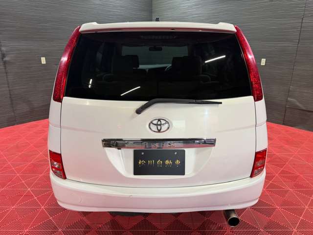 Toyota Isis 5