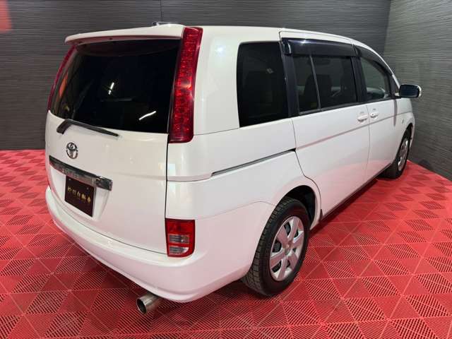 Toyota Isis 8