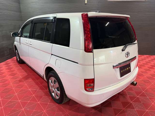 Toyota Isis 9