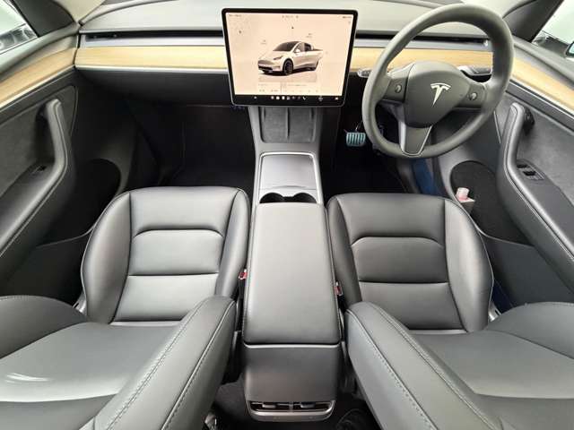 Tesla Model Y 4