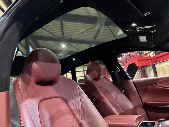 Aston Martin DBX 6