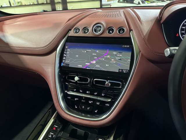 Aston Martin DBX 8