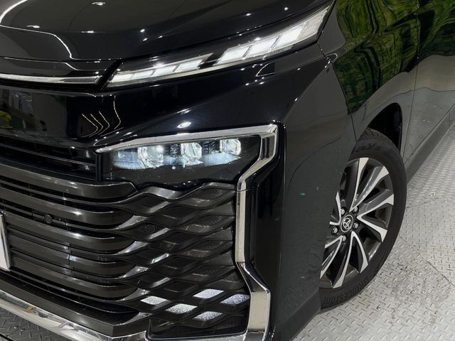 Toyota Voxy 12