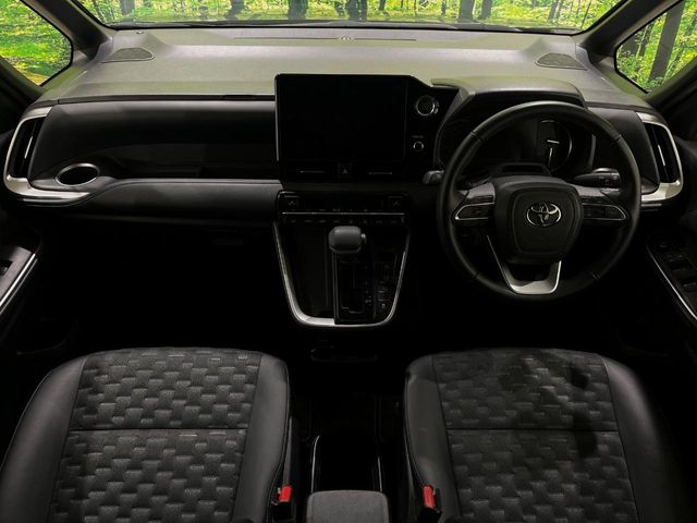 Toyota Voxy 2