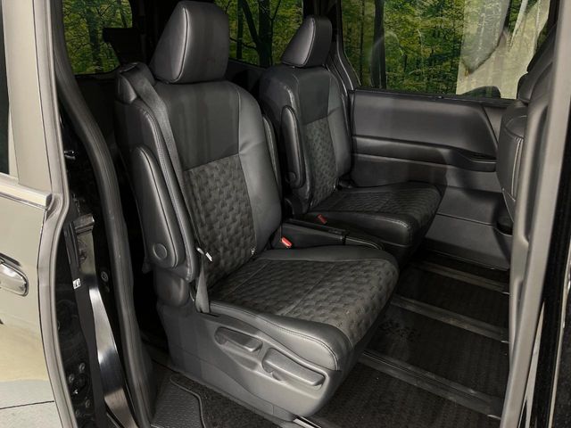 Toyota Voxy 8