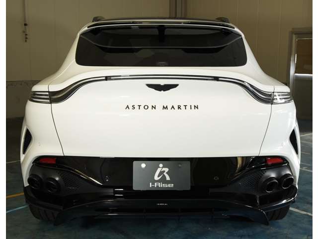 Aston Martin DBX 12