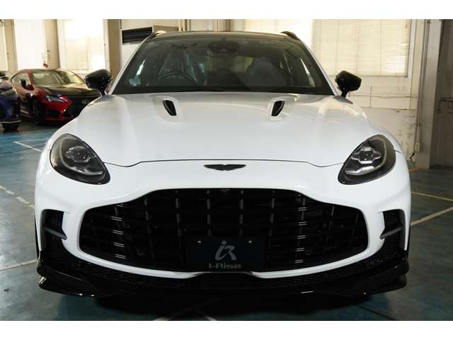 Aston Martin DBX 4
