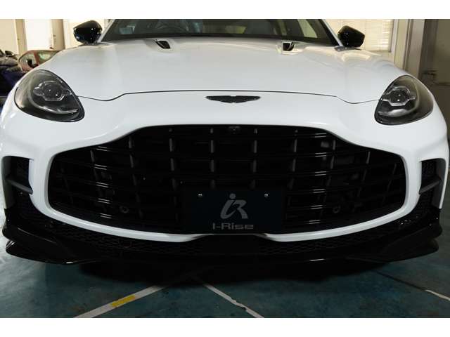 Aston Martin DBX 6