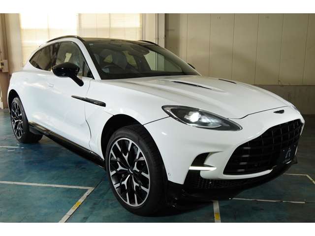 Aston Martin DBX 8
