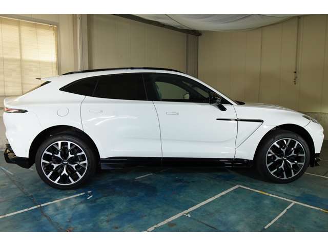 Aston Martin DBX 9