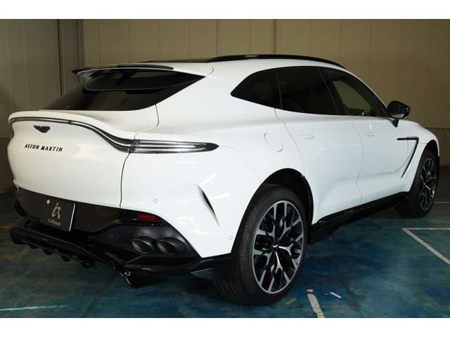 Aston Martin DBX 10