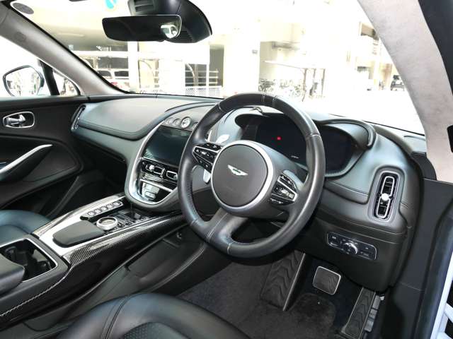 Aston Martin DBX 11
