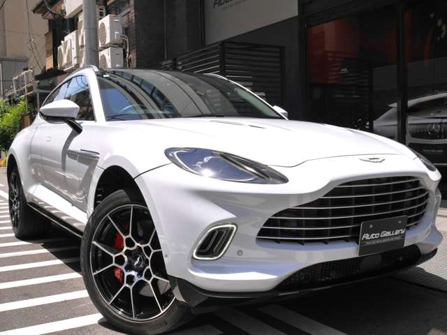 Aston Martin DBX 4