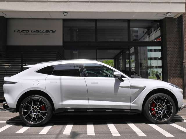 Aston Martin DBX 6