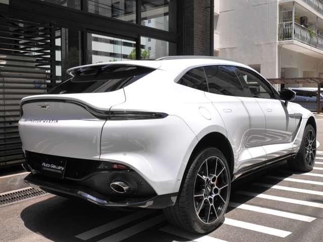 Aston Martin DBX 7