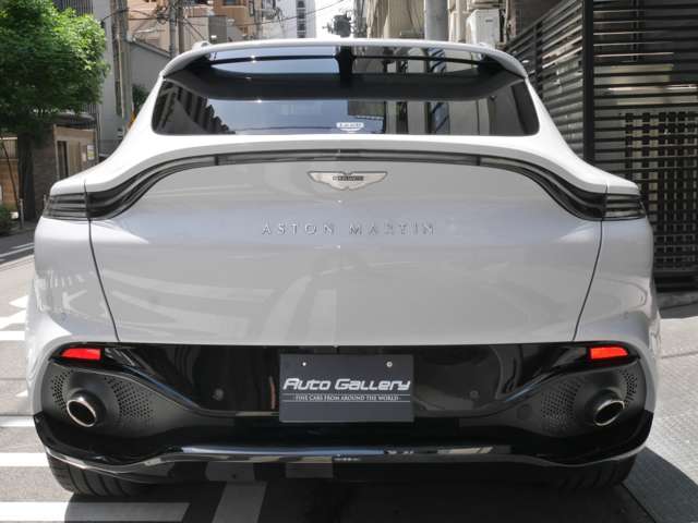 Aston Martin DBX 8