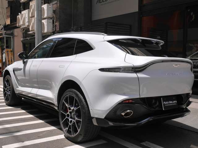 Aston Martin DBX 9