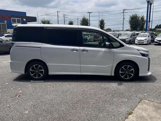 Toyota Voxy 9