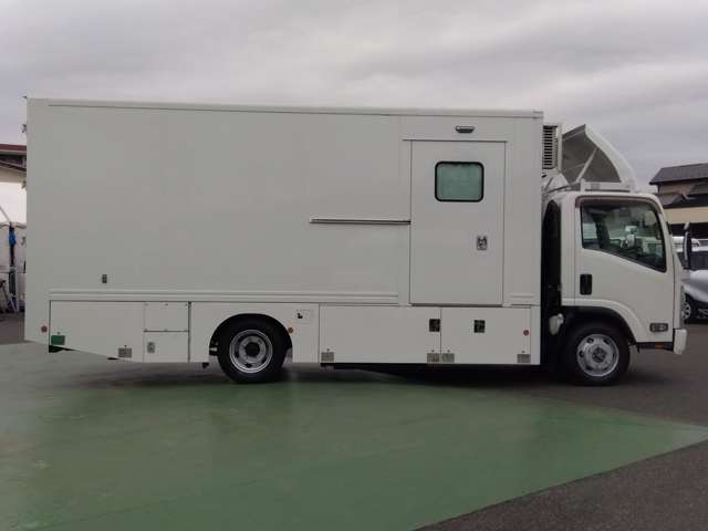Isuzu Elf 4