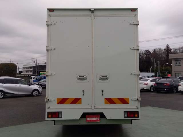 Isuzu Elf 7
