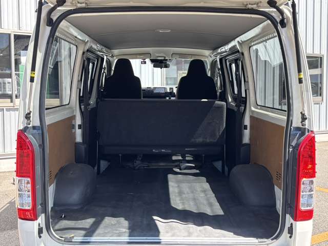 Toyota Hiace Van 10