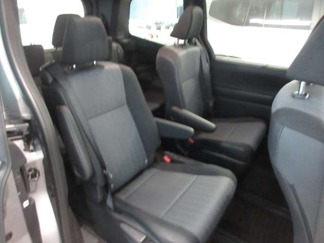 Toyota Noah 11