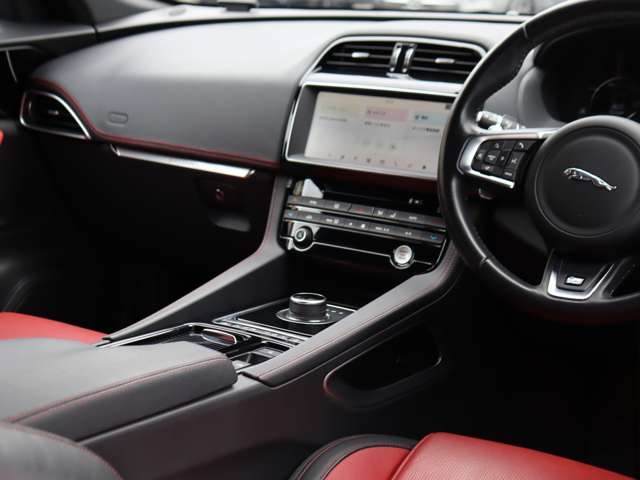 Jaguar F-Pace 8