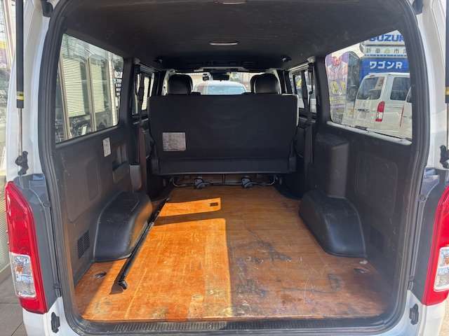 Toyota Hiace Van 11