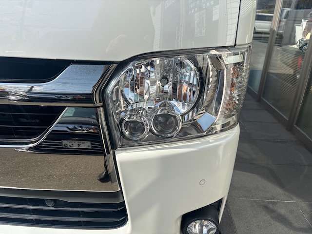 Toyota Hiace Van 7