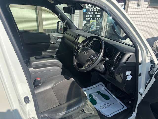 Toyota Hiace Van 9