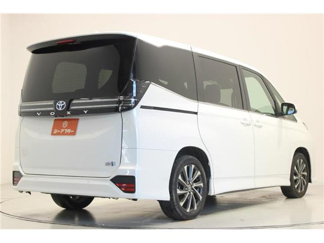 Toyota Voxy 12