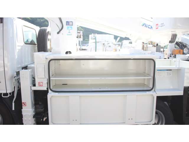 Isuzu Elf 8