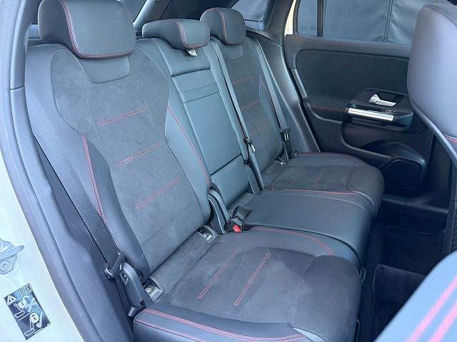 Mercedes-Benz GLA-Class 12
